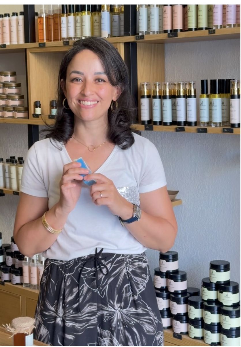 Kenza, fondatrice d'Osouly, dans sa boutique